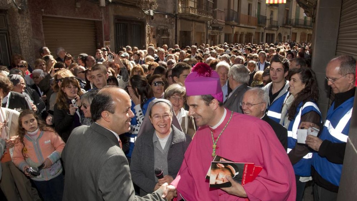 El obispo de Solsona, Xavier Novell, saludando al alcalde de Cervera, Ramon Royes, en una imagen de archivo.