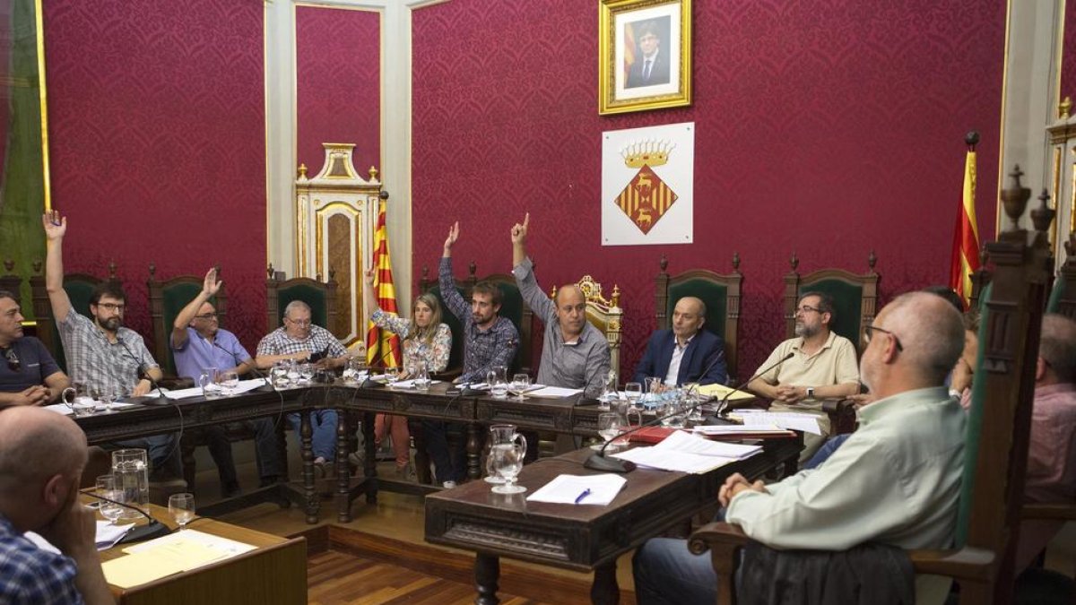Un momento de las votaciones en el pleno de ayer en Cervera.