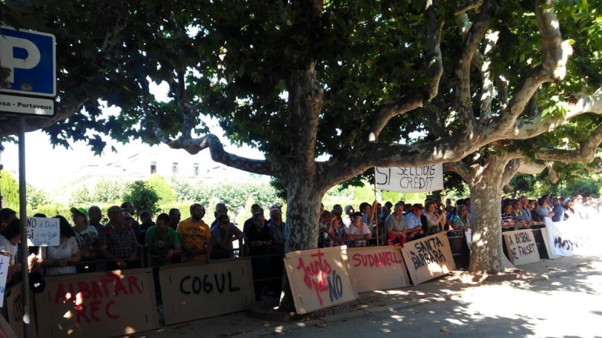Imatge d’una protesta de les seccions de crèdit davant del Parlament al juny.