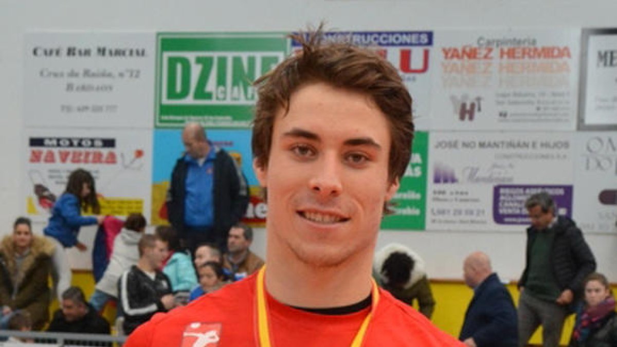 Andreu Perdices, amb el trofeu i la medalla conquerits a la Copa.