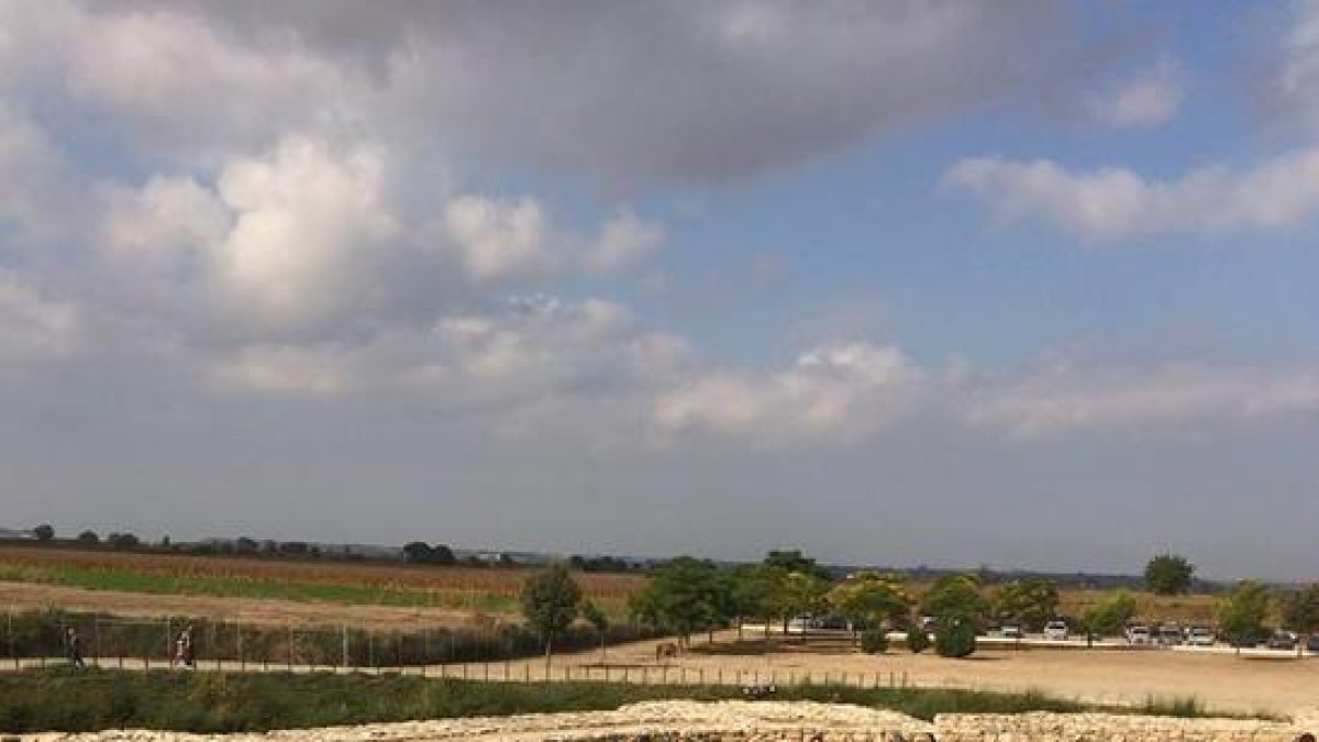 Un grupo de visitantes en el yacimiento ibérico de Els Vilars.