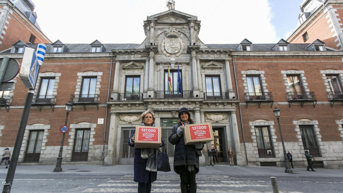Familiars de les víctimes del Iak-42 al ministeri d’Exteriors.