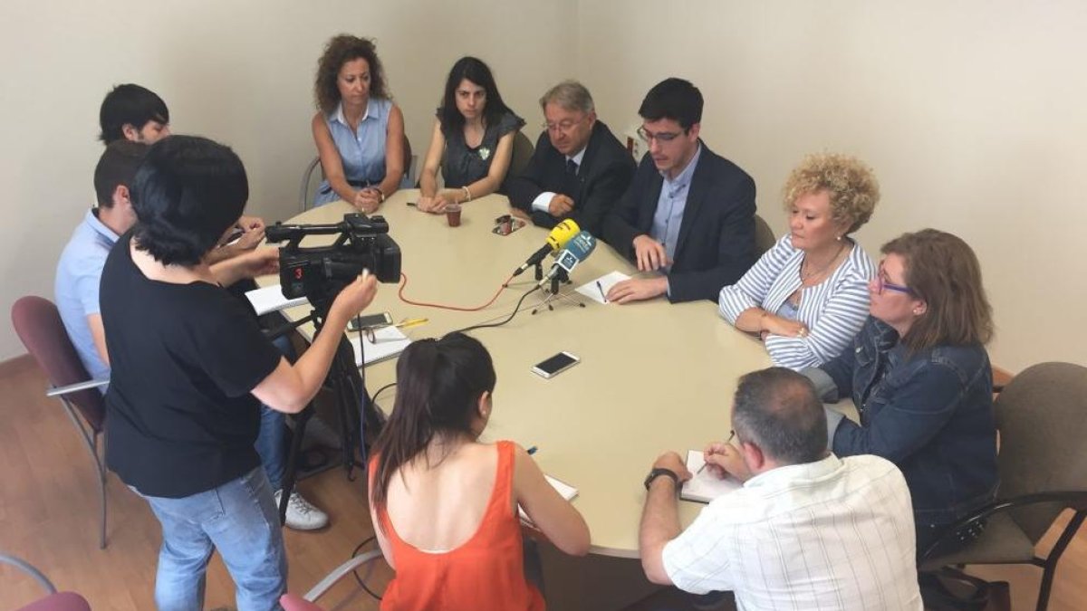 Postius, ahir en una roda de premsa amb la resta de regidors.