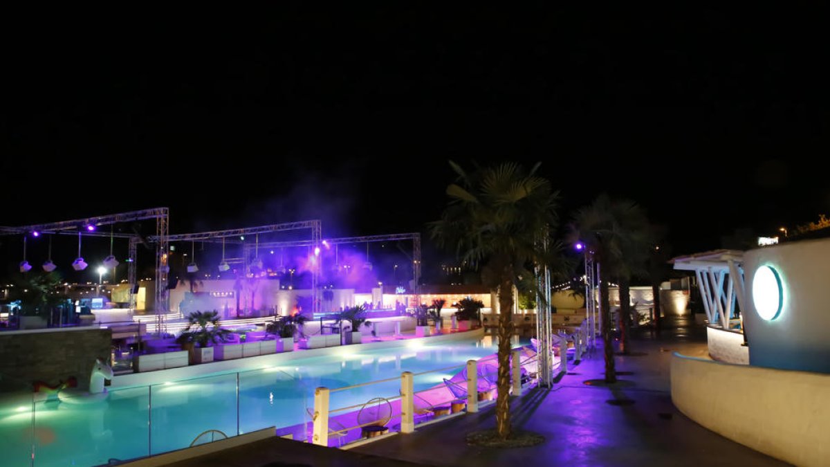 La discoteca, ubicada al polígon Neoparc, ha obert les portes aquesta mitjanit.