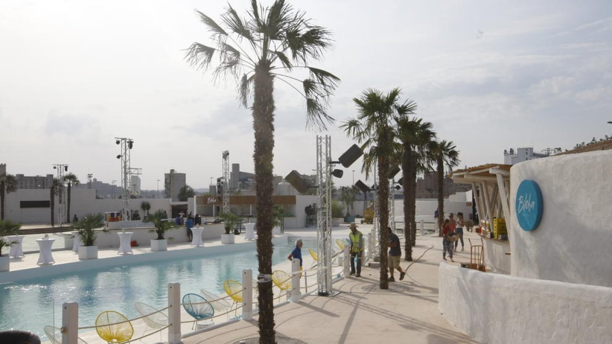Imatge de les instal·lacions de Biloba, que és d’estil eivissenc i té una gran piscina a dins.