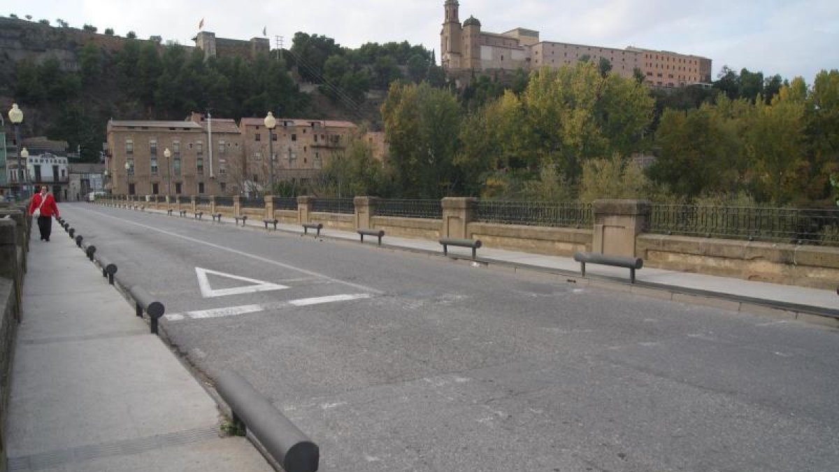 El puente de Sant Miquel de Balaguer, con las pilonas metálicas.