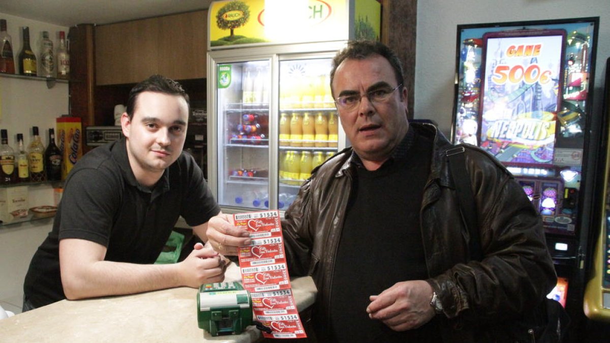 Justo Ojeda, ayer, con el dueño del bar El Temple donde se vendieron cinco cupones premiados.