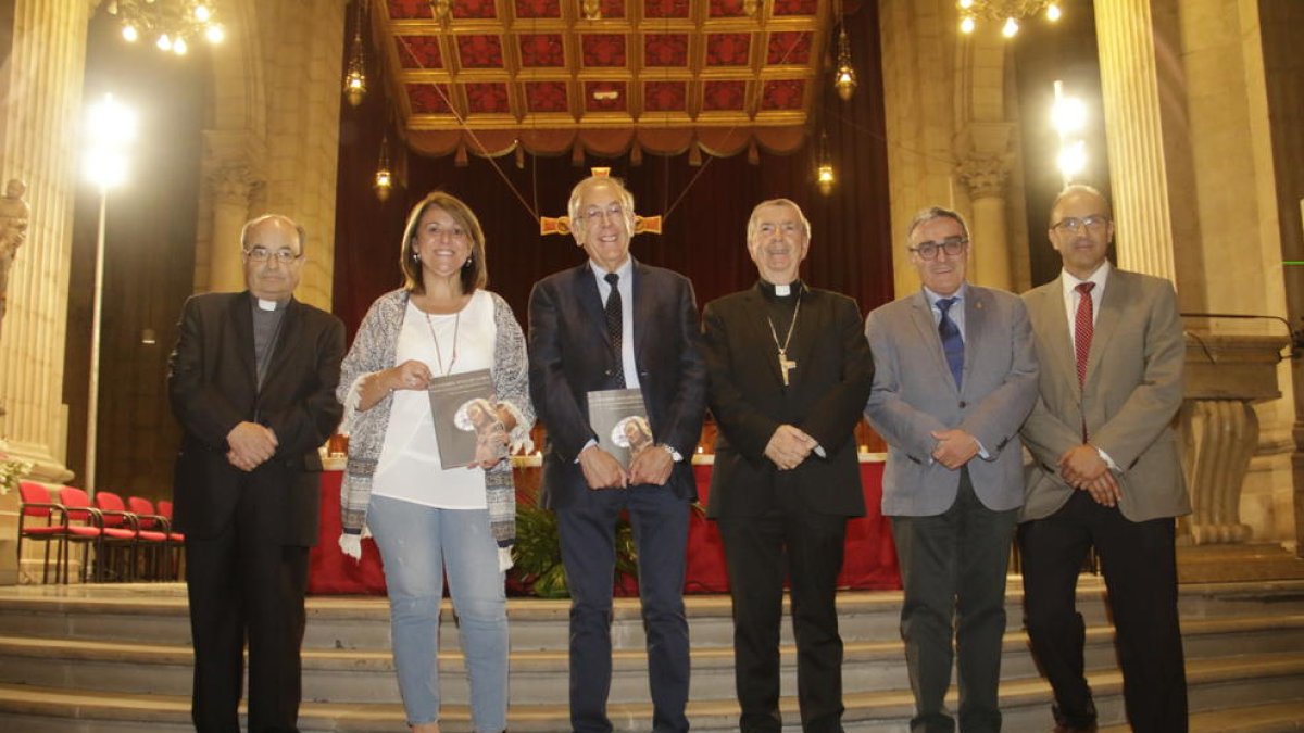 Mosén Gerard Soler, presidente del Capítulo, Pujol, Company, Giménez Valls, el alcalde Ros y Puig, ayer.