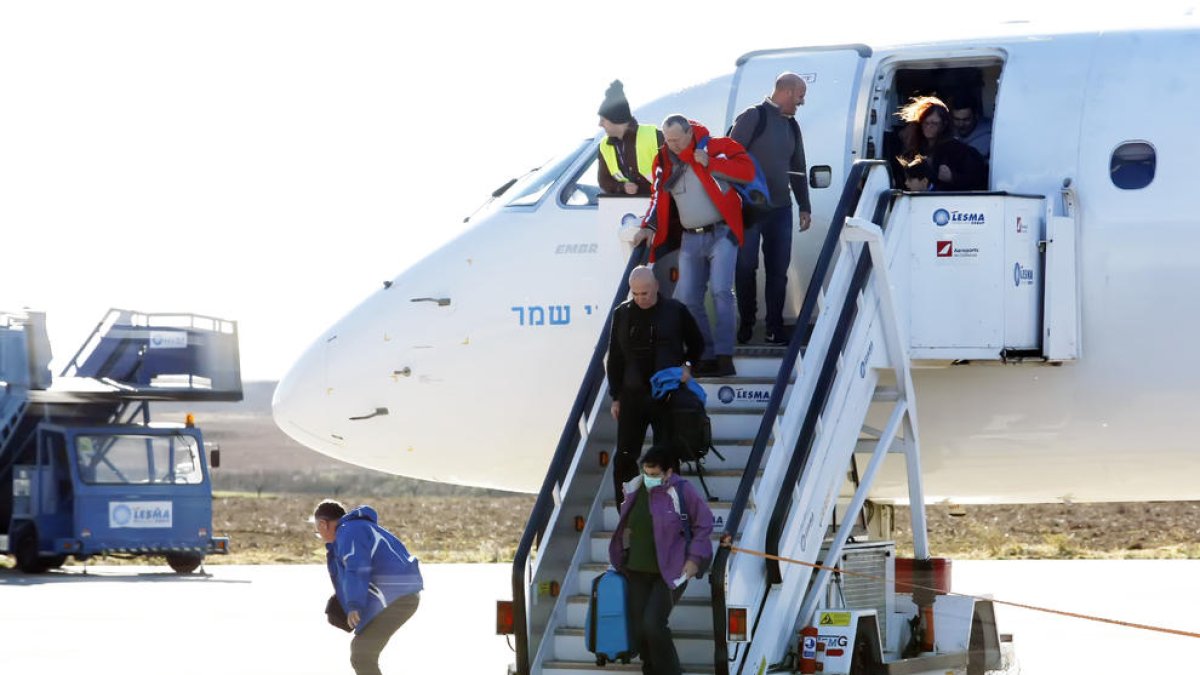Els primers turistes procedents de Tel Aviv, ahir a l’aeroport d’Alguaire.