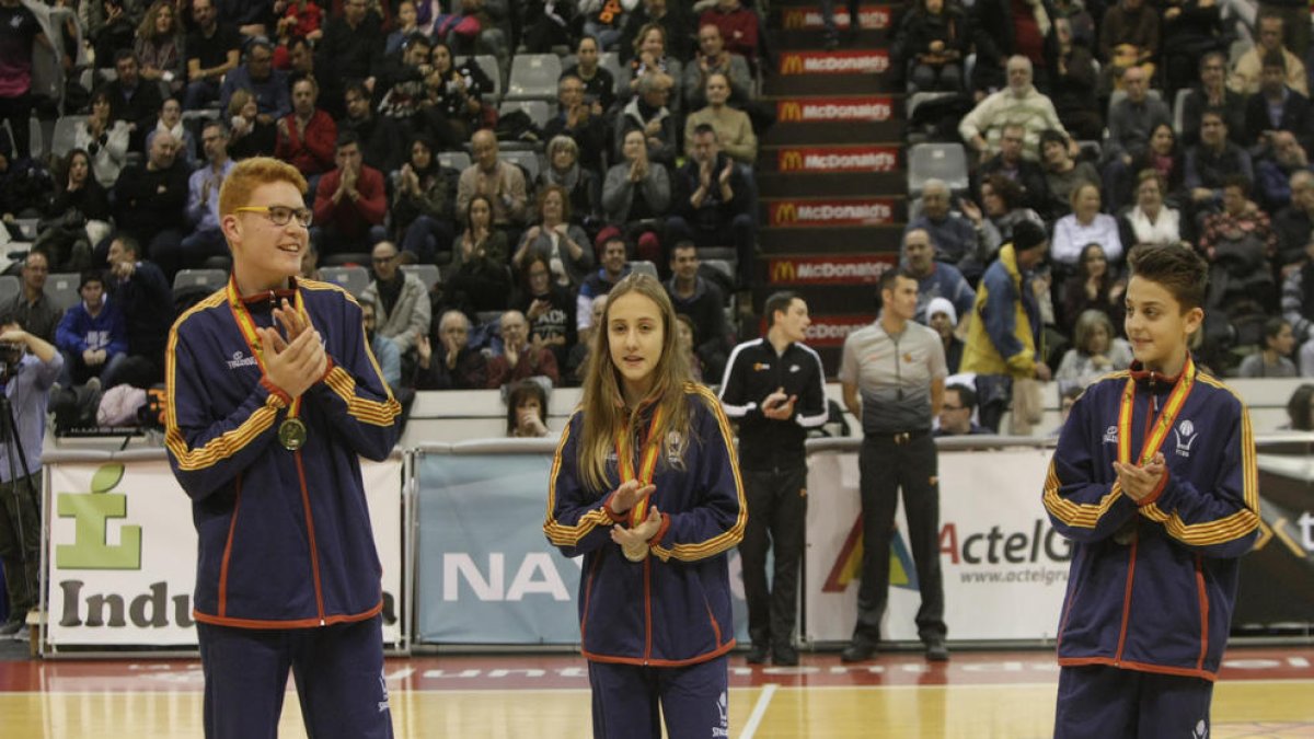 Adrián García, Anna Prim y Àlex Rubín de Celis, en su homenaje.