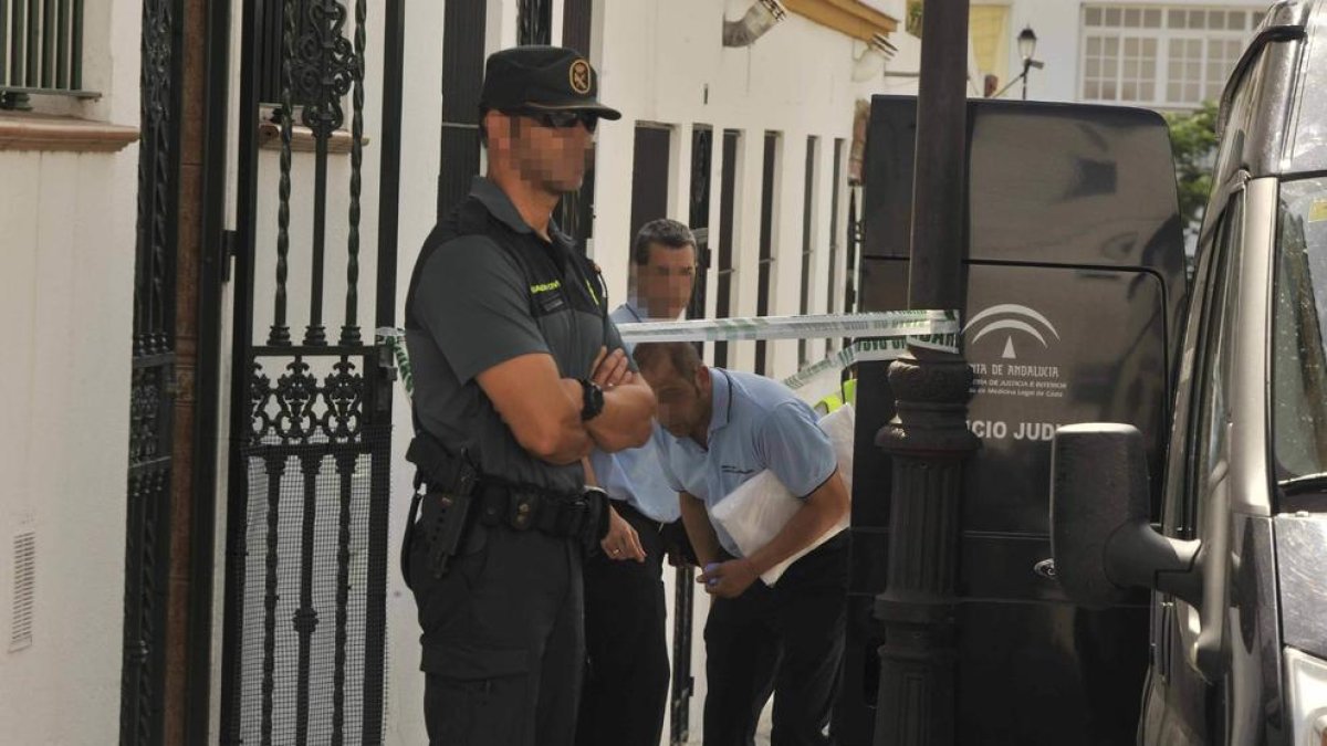 La Guàrdia Civil, a la porta del domicili de la parella.