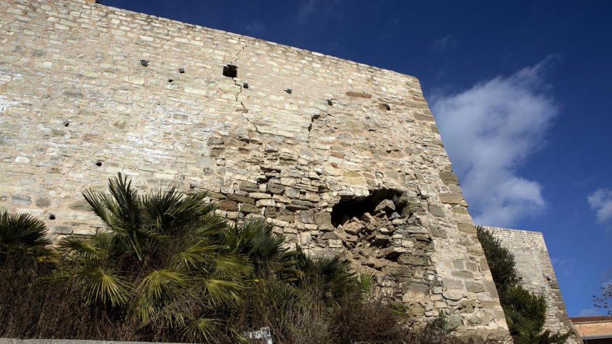 En la imagen, el boquete en la muralla de Cervera, del siglo XIV, y las grietas que ha provocado.