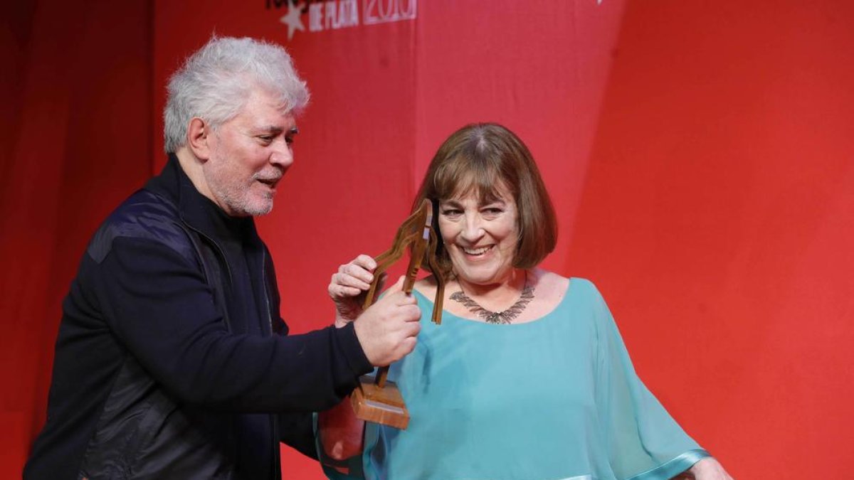 Carmen Maura recibió de manos de ‘su’ director, Pedro Almodóvar, el ‘Fotogramas’ de Honor.