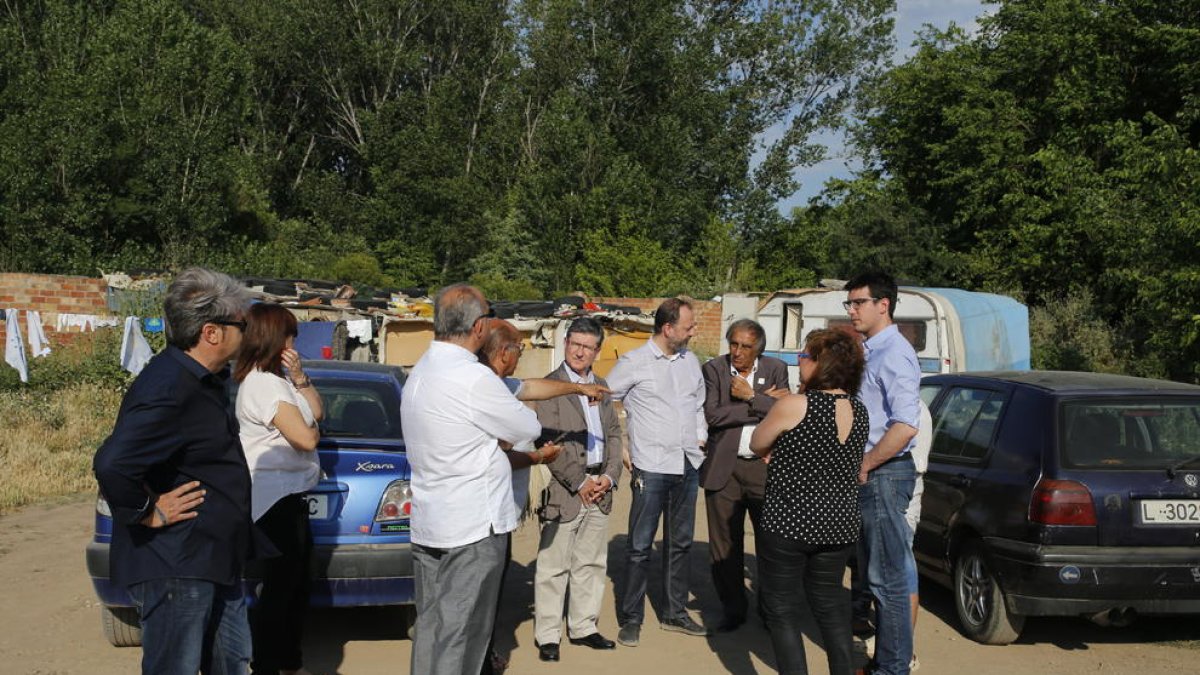 Un moment de la visita dels regidors al campament.