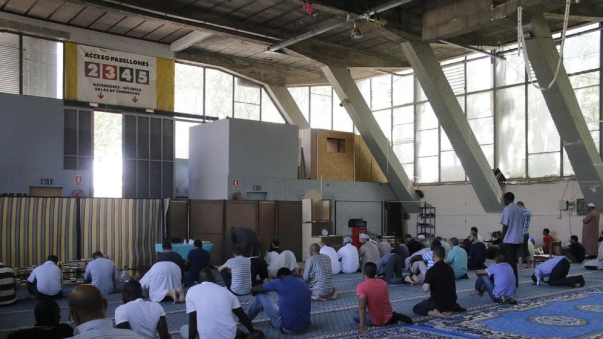 Els musulmans ja s’han traslladat de nou a la seua mesquita habitual al Palau de Vidre.