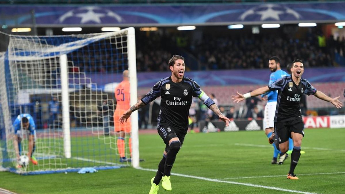 El defensa andaluz celebra uno de los dos goles que le marcó ayer al cuadro napolitano.