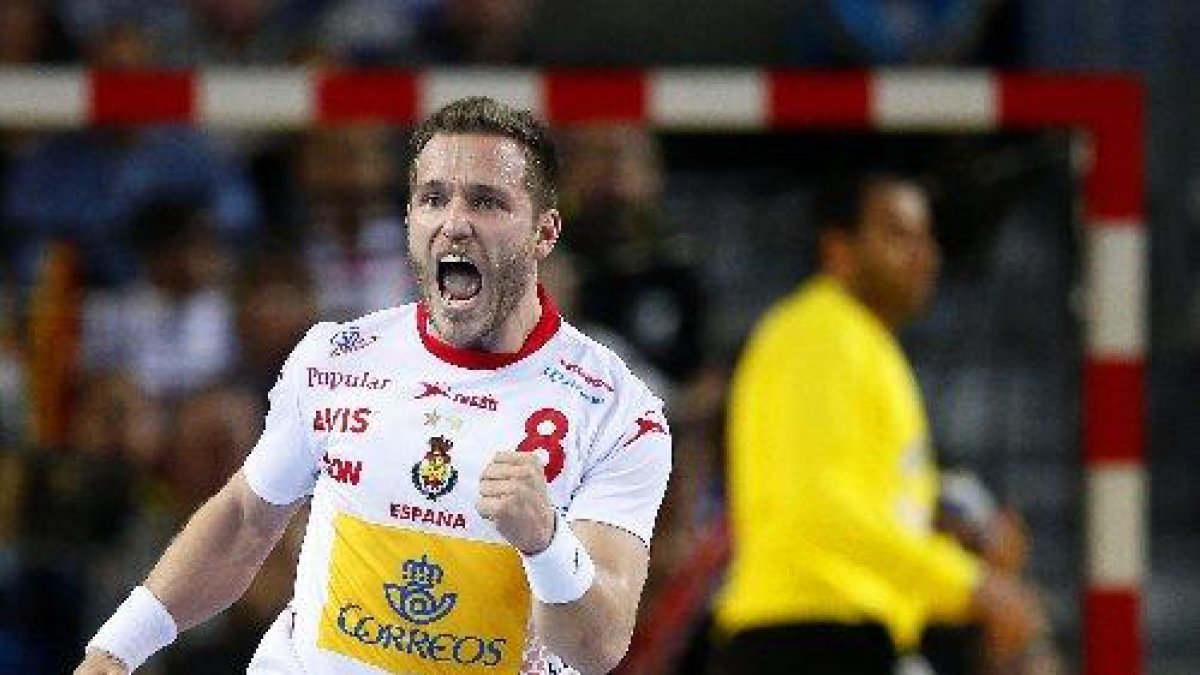 El azulgrana Víctor Tomàs celebra uno de los cinco goles que logró ayer ante los tunecinos.