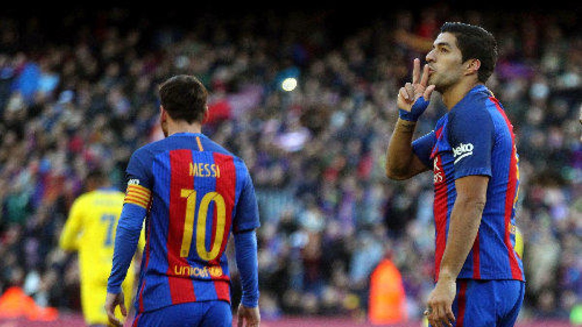 Luis Suárez celebra un dels dos gols marcats ahir i que el situen al capdavant del Pichichi.