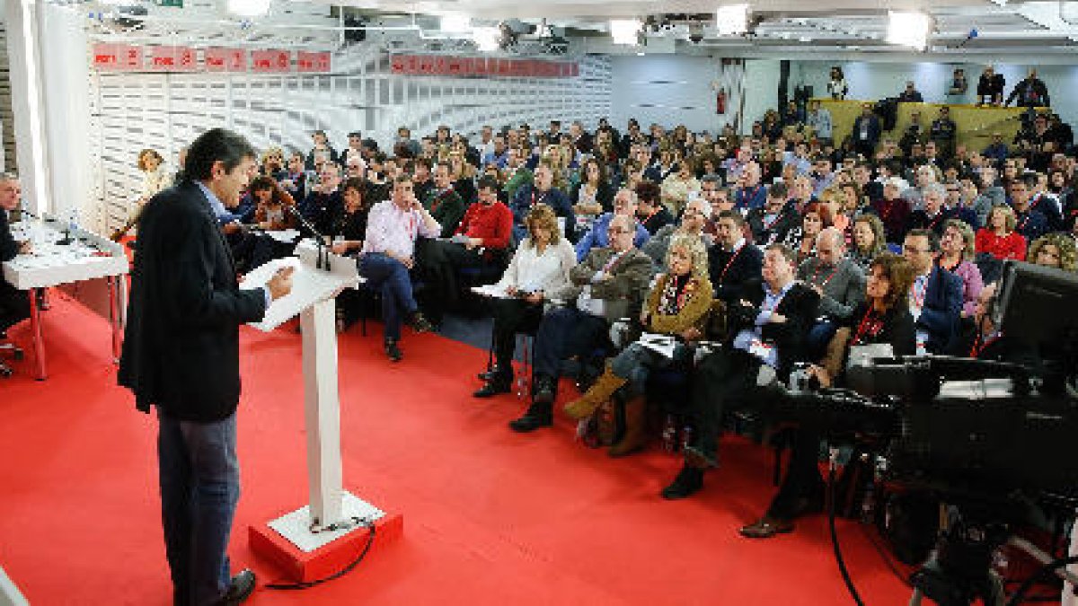 El president de la gestora, Javier Fernández, en la intervenció d’ahir al comitè federal del PSOE.
