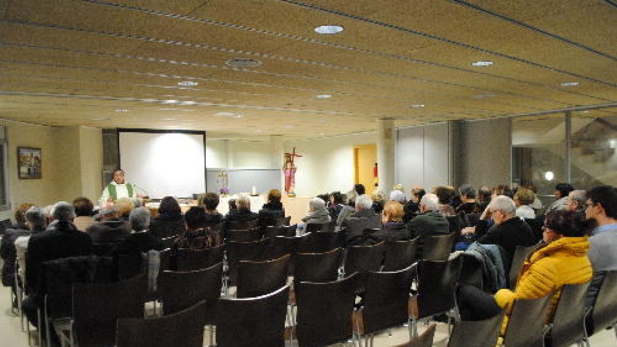 La primera missa al Centre Cívic es va celebrar ahir a la tarda.