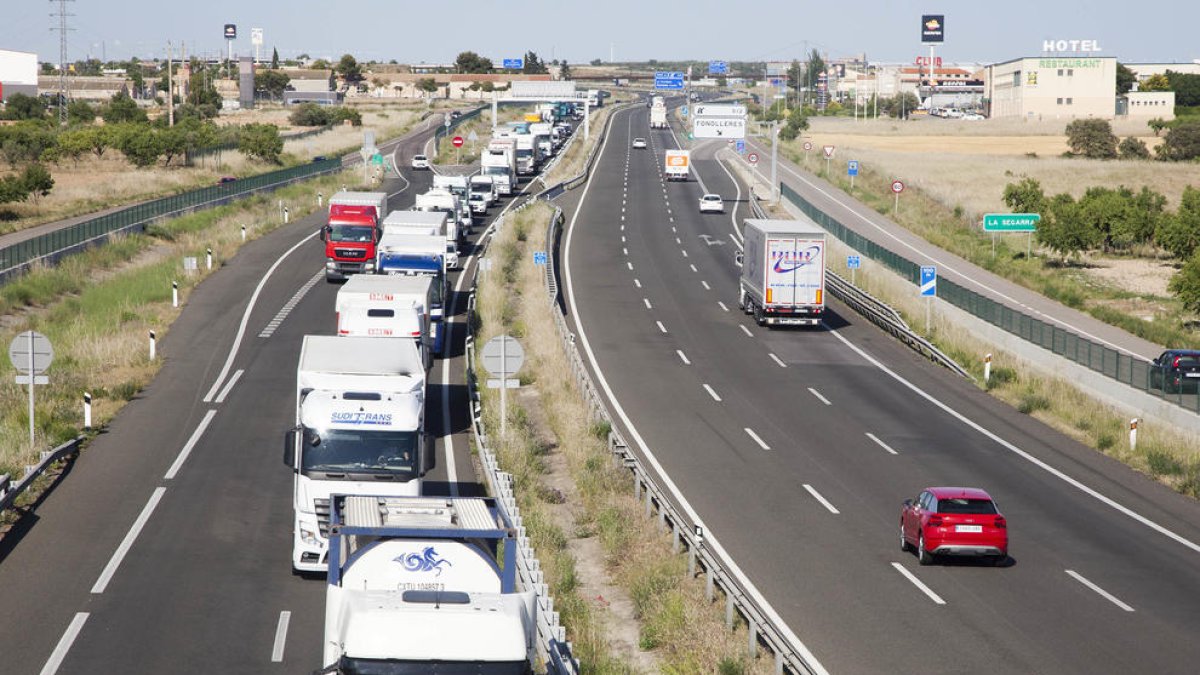 Quatre quilòmetres de cues a l’autovia A-2 a Tàrrega per un accident