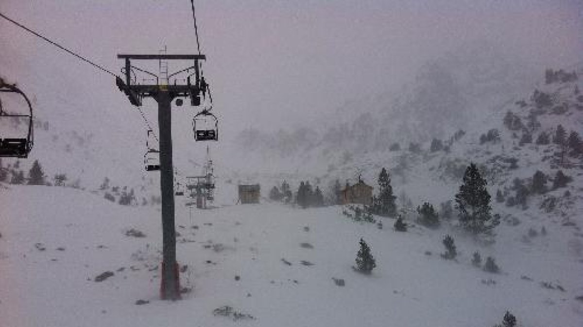 La estación de Tavascan consiguió ayer registrar cerca de 50 centímetros de nieve.