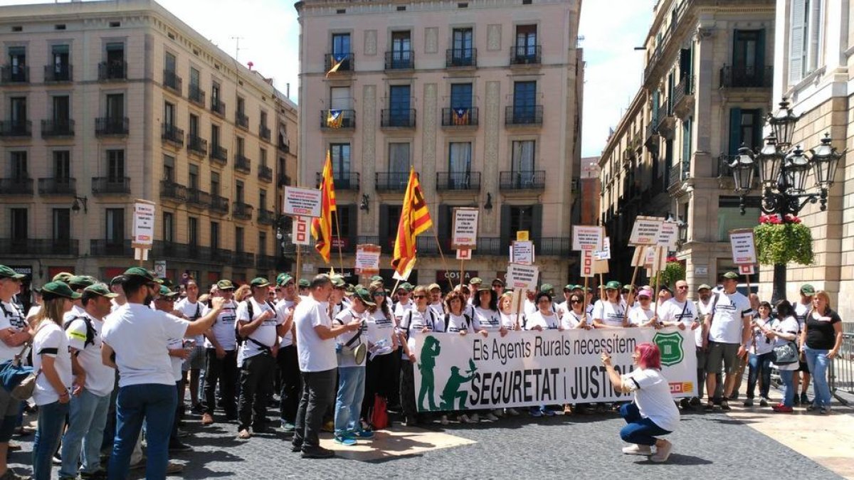 Més d'un centenar d'agents rurals protesten a Barcelona per demanar més seguretat