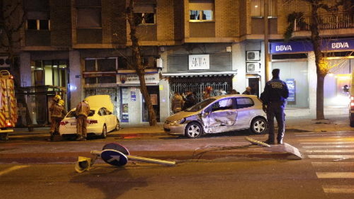 Los dos vehículos, que arrancaron el semáforo, acabaron en la acera.