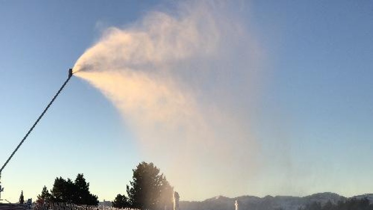 La producción de nieve artificial ha llegado este mes también a Lles de Cerdanya, tercera estación de nórdico dotada de un cañón de nieve.