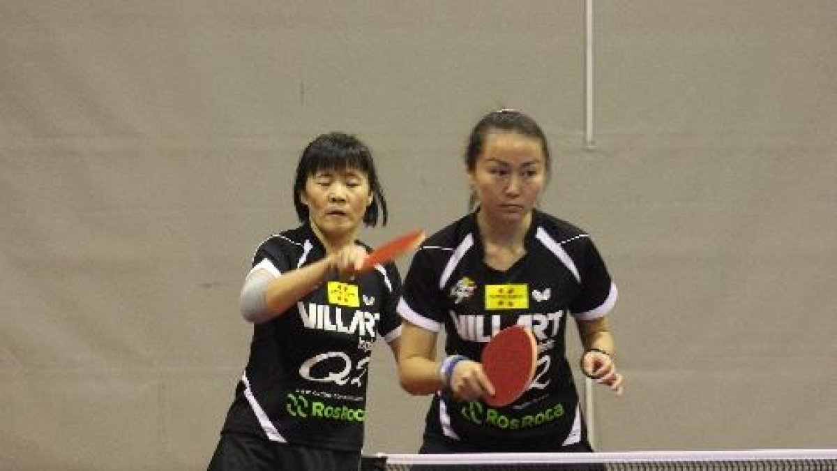 Yanlan Li y Tingting Wang, ayer durante el partido de dobles.