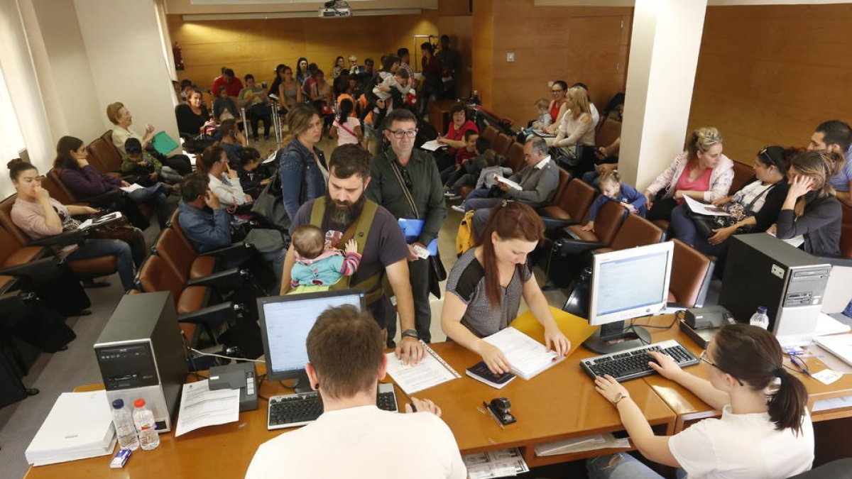 La sala del consell comarcal del Segrià donde se presentan las solicitudes de becas, llena.