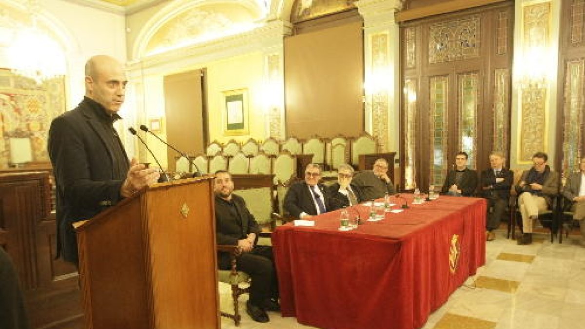 Tomàs Molina, ayer, durante la lectura del pregón en el salón de plenos de la Paeria.