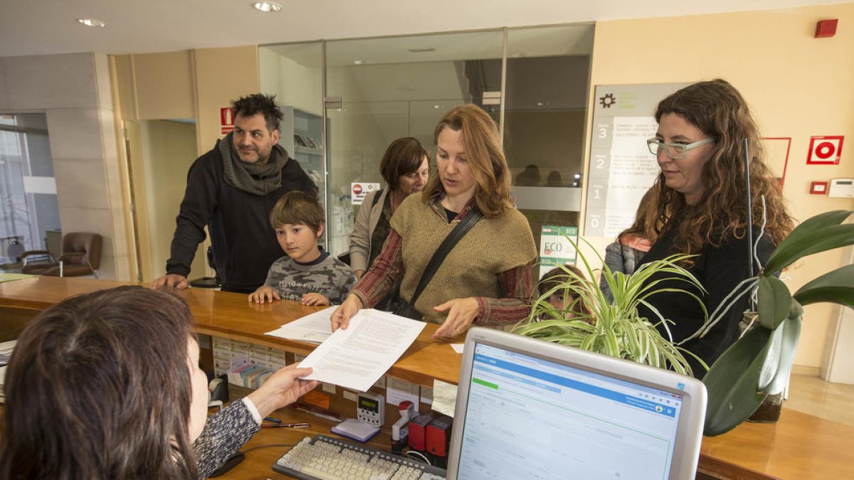 La entrega del documento de las exigencias de las Ampas sobre el servicio de comedor.