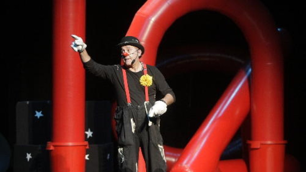 Marcel Gros celebra 25 anys de pallasso amb l’obra ‘UniversAri!!!’.