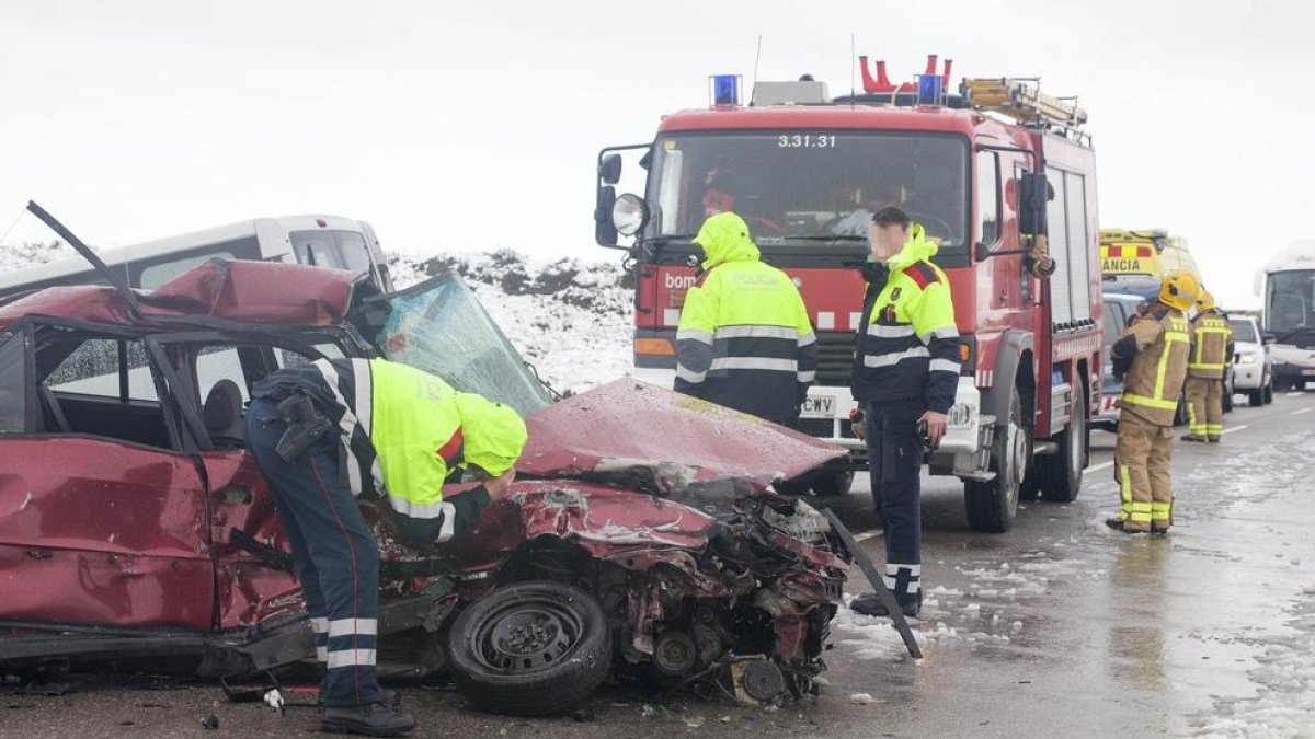 Una imatge de l'accident mortal de dissabte a la C-14 Claravalls.