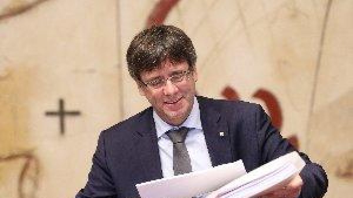 Puigdemont promete encontrar la manera de convocar un referéndum