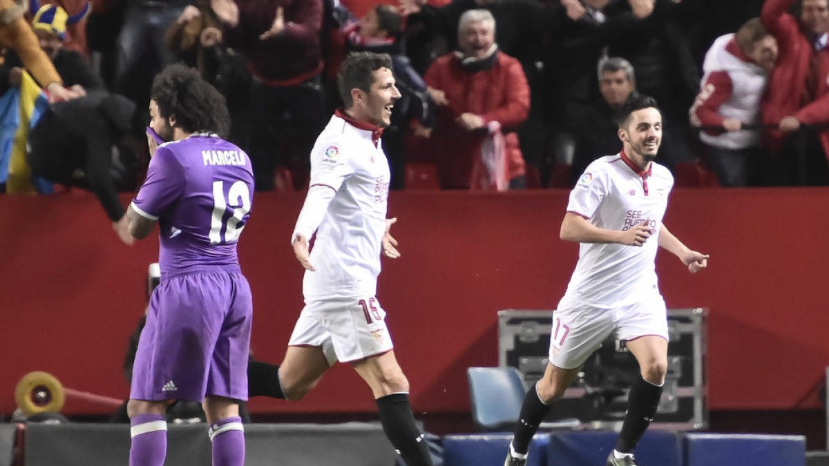Jovetic celebra el gol que tancava la remuntada del Sevilla en el temps de descompte.
