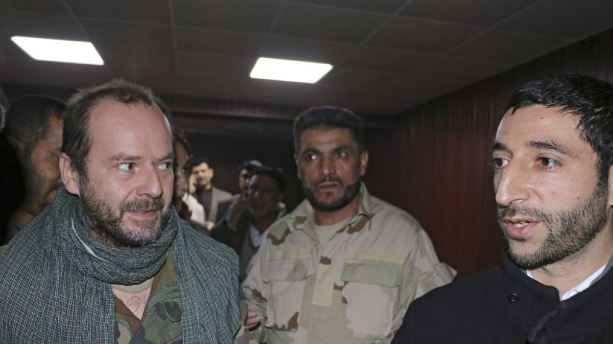El cooperante español, a la izquierda, tras su liberación.
