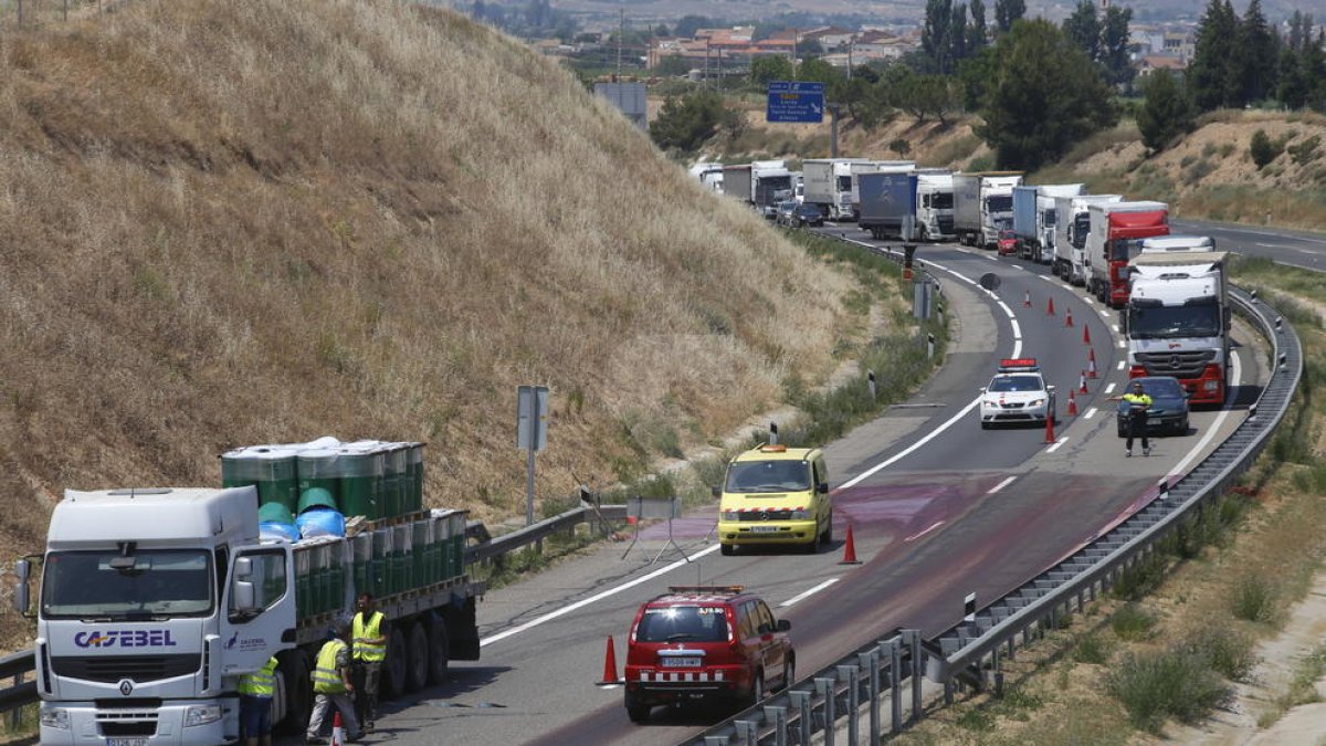 Un camió perd part de la càrrega i provoca llargues cues a l'A-2 a Lleida