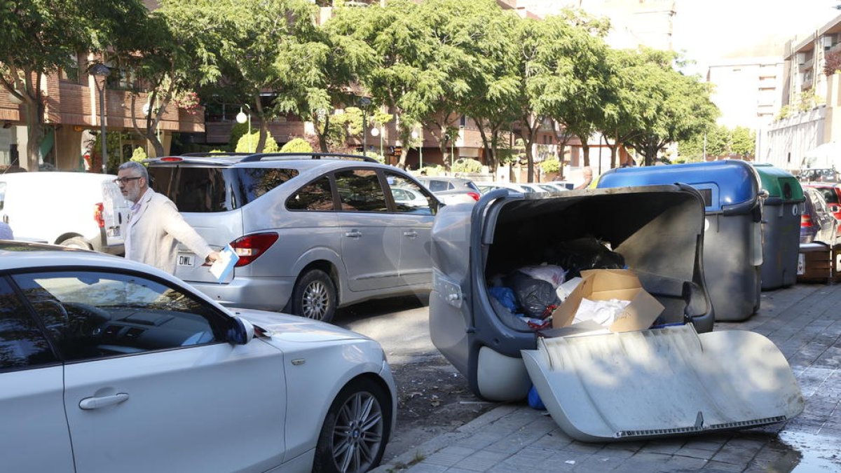 Espectacular accident múltiple a Joc de la Bola, a Lleida ciutat