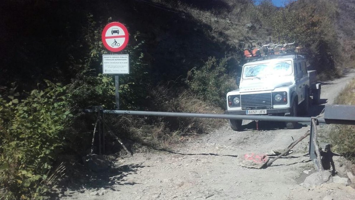 Una de les barreres basculants instal·lada en una pista forestal de l’EMD de Baiasca, a Llavorsí.