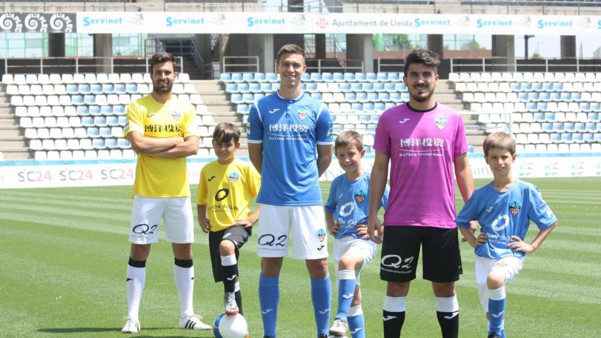 Jaume Viñes, Noel Carbonell y Joel Huertas, ayer con las nuevas camisetas de la próxima temporada.