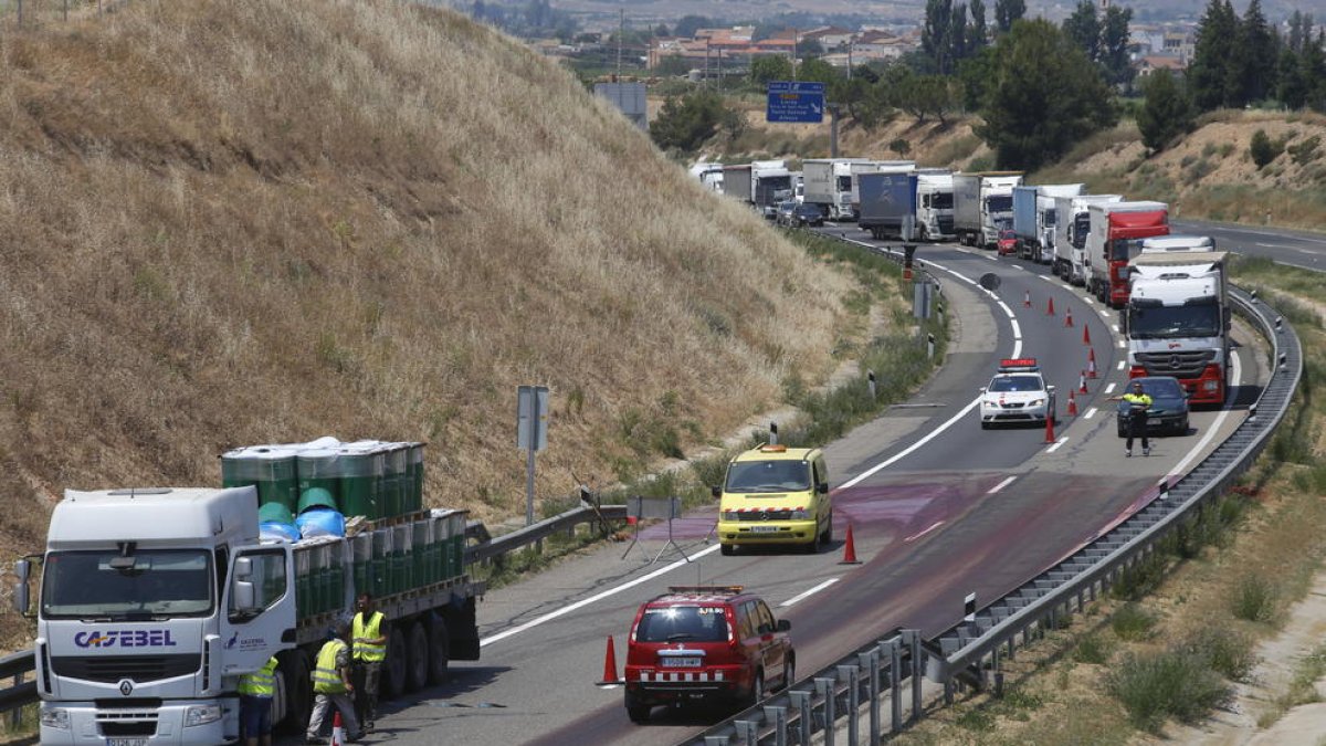 Ayer se registraron colas en Lleida en la autovía al perder parte de la carga un camión.