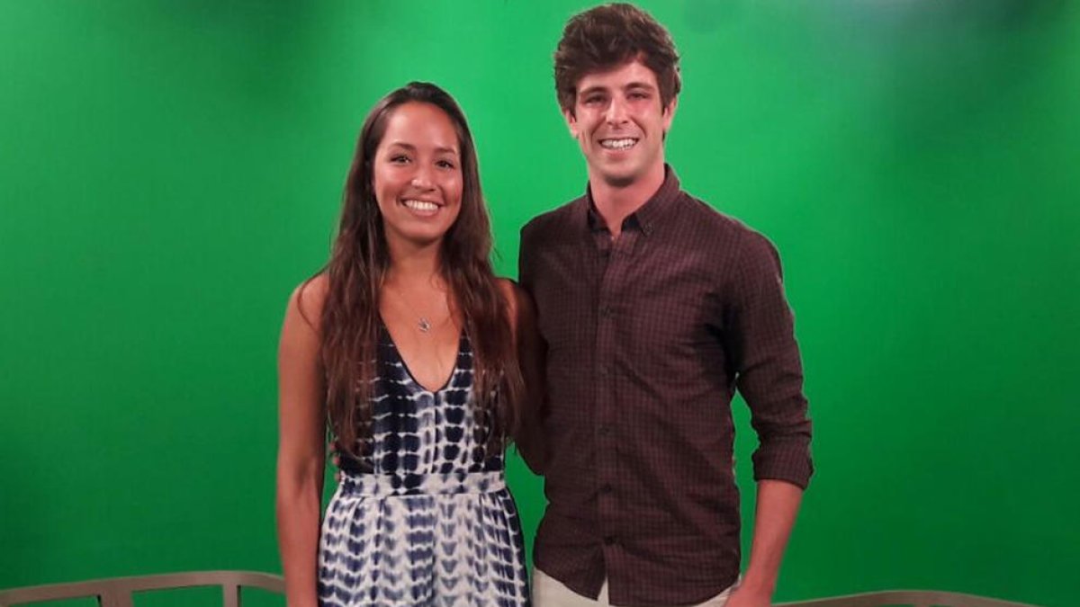 Lorena Rouillón i Pau Belana, posant aquesta setmana als estudis de Lleida Televisió.