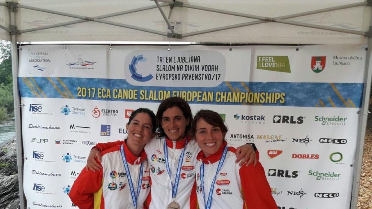 Irati Goikoetxea, Maialen Chourraut i Marta Martínez, amb les medalles aconseguides ahir per equips.