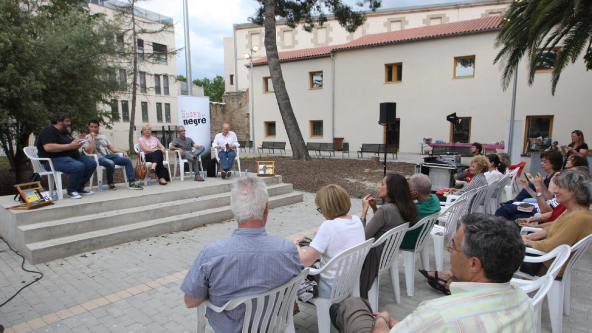 El pati del convent de Santa Clara va acollir ahir les primeres activitats del festival El Segre de Negre.
