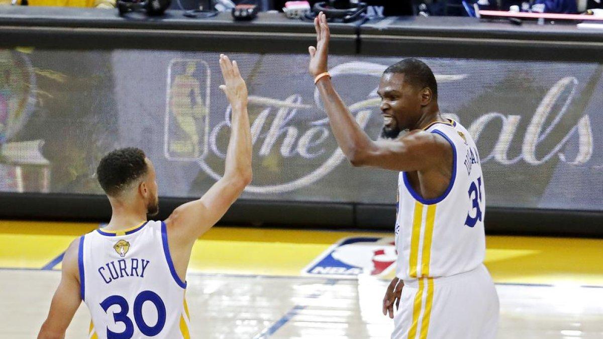 Stephen Curry y Kevin Durant festejan el triunfo de ayer.