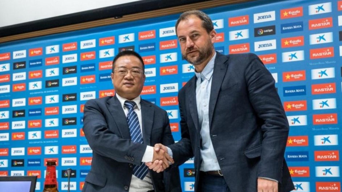 Chen Yansheng, president del RCD Espanyol, i Perarnau.