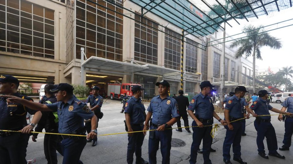 Miembros de la policía acordonan el Resorts World Manila.