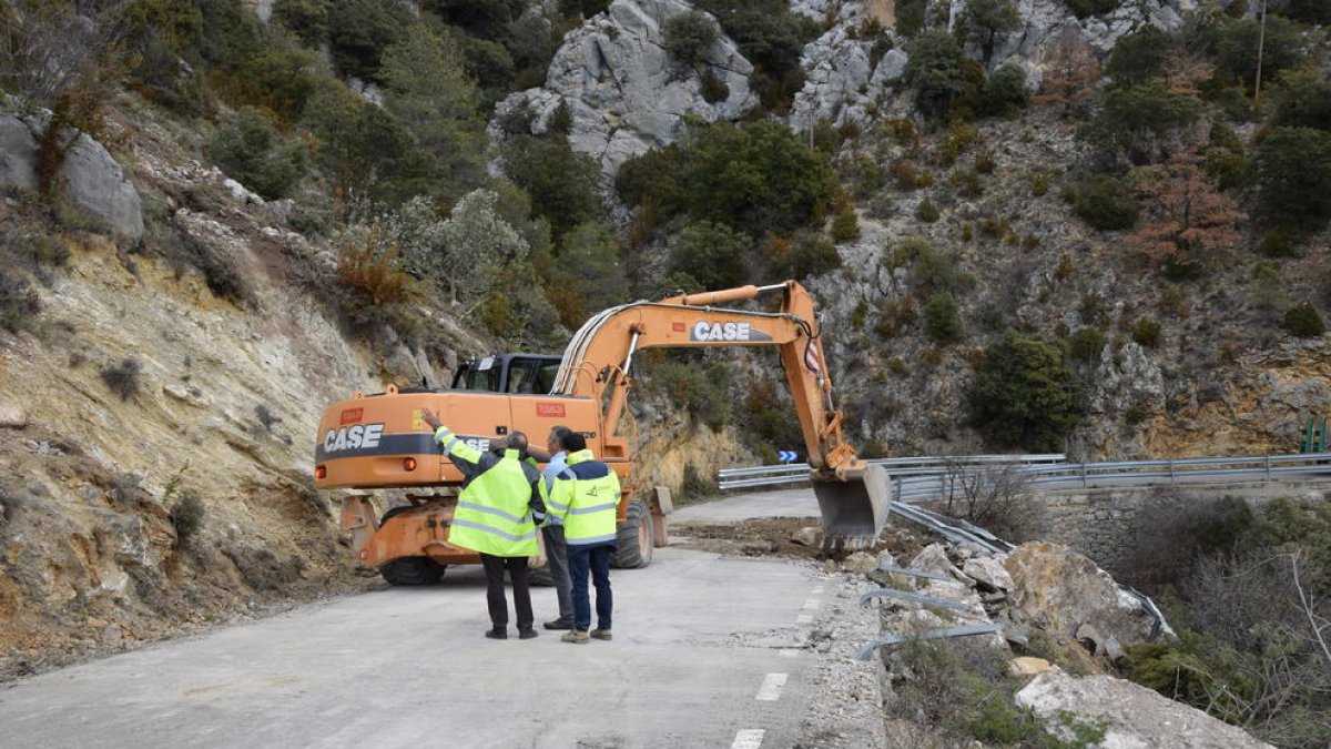 Els treballs ahir per reobrir la carretera de Montant de Tost després del despreniment de dimarts.